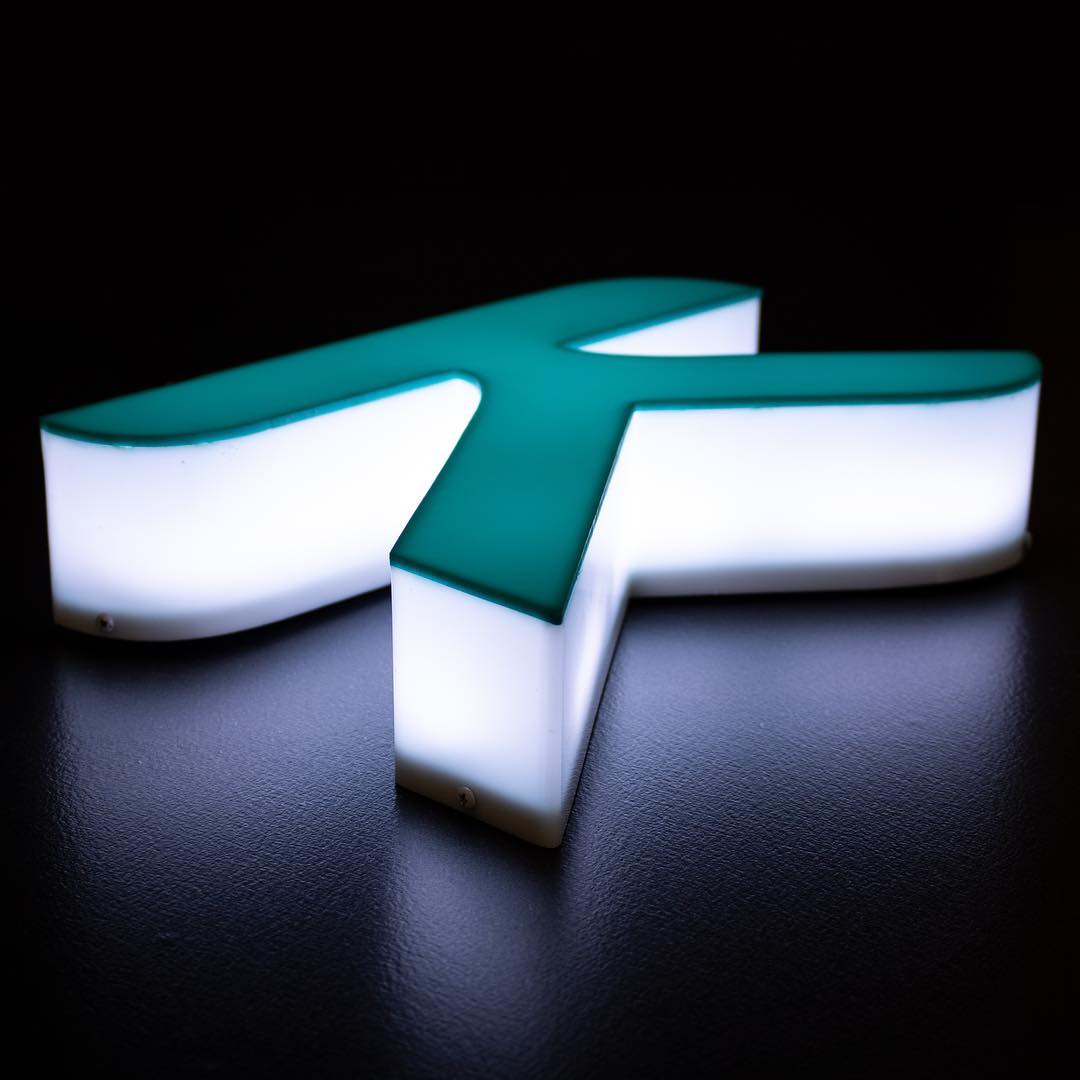 LED Leuchtbuchstaben, werbetafel, metallbuchstaben, Buchstaben Metall Außen, Plexiglasbuchstaben, Fassadenbuchstaben, Einzelbuchstaben aus Acryl, lichtwerbung, LED-Lichtwerbung, Profilbuchstaben aus Aluminium