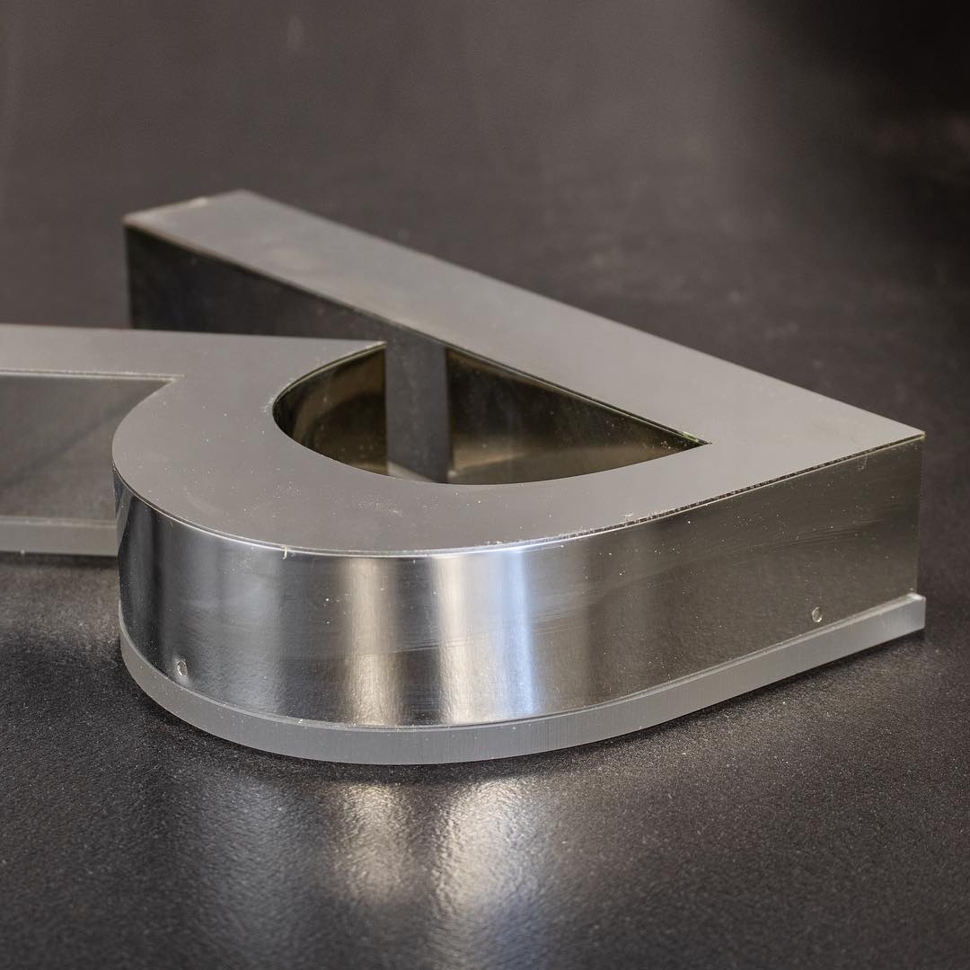 metallbuchstaben, Buchstaben Metall Außen, Plexiglasbuchstaben, Fassadenbuchstaben, Einzelbuchstaben aus Acryl, lichtwerbung, LED-Lichtwerbung, Profilbuchstaben aus Aluminium
